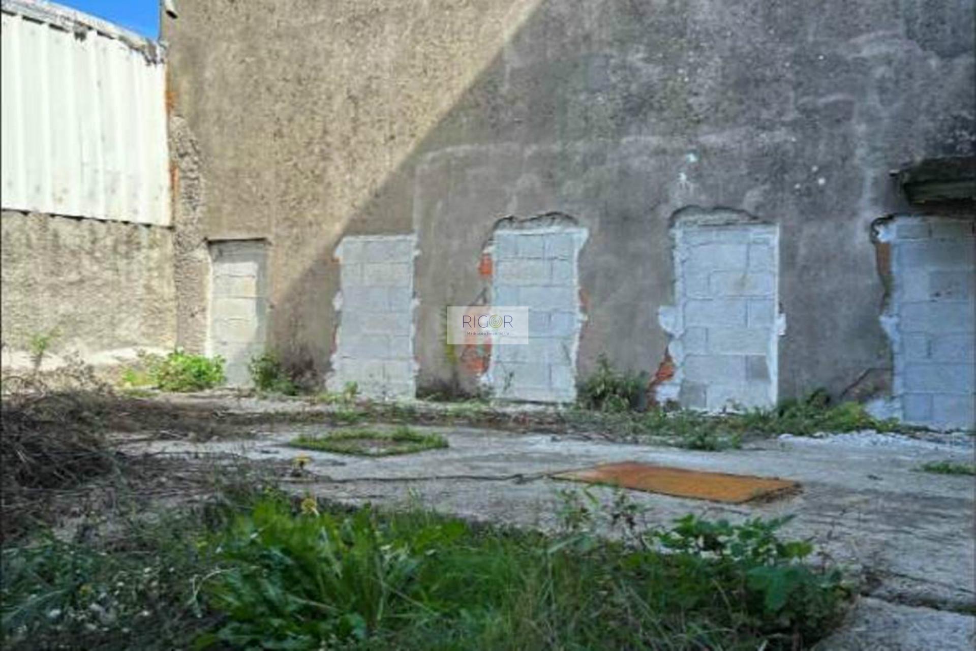 Prédio devoluto usado para indústria com destino a habitação e comércio