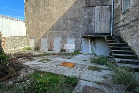 Prédio devoluto usado para indústria com destino a habitação e comércio