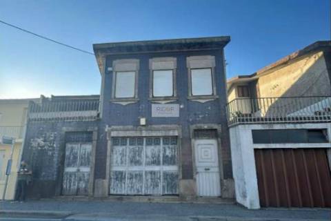 Prédio devoluto usado para indústria com destino a habitação e comércio