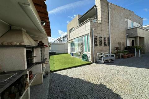 Moradia T4 de 4 frentes com 3 suites na cidade da Maia