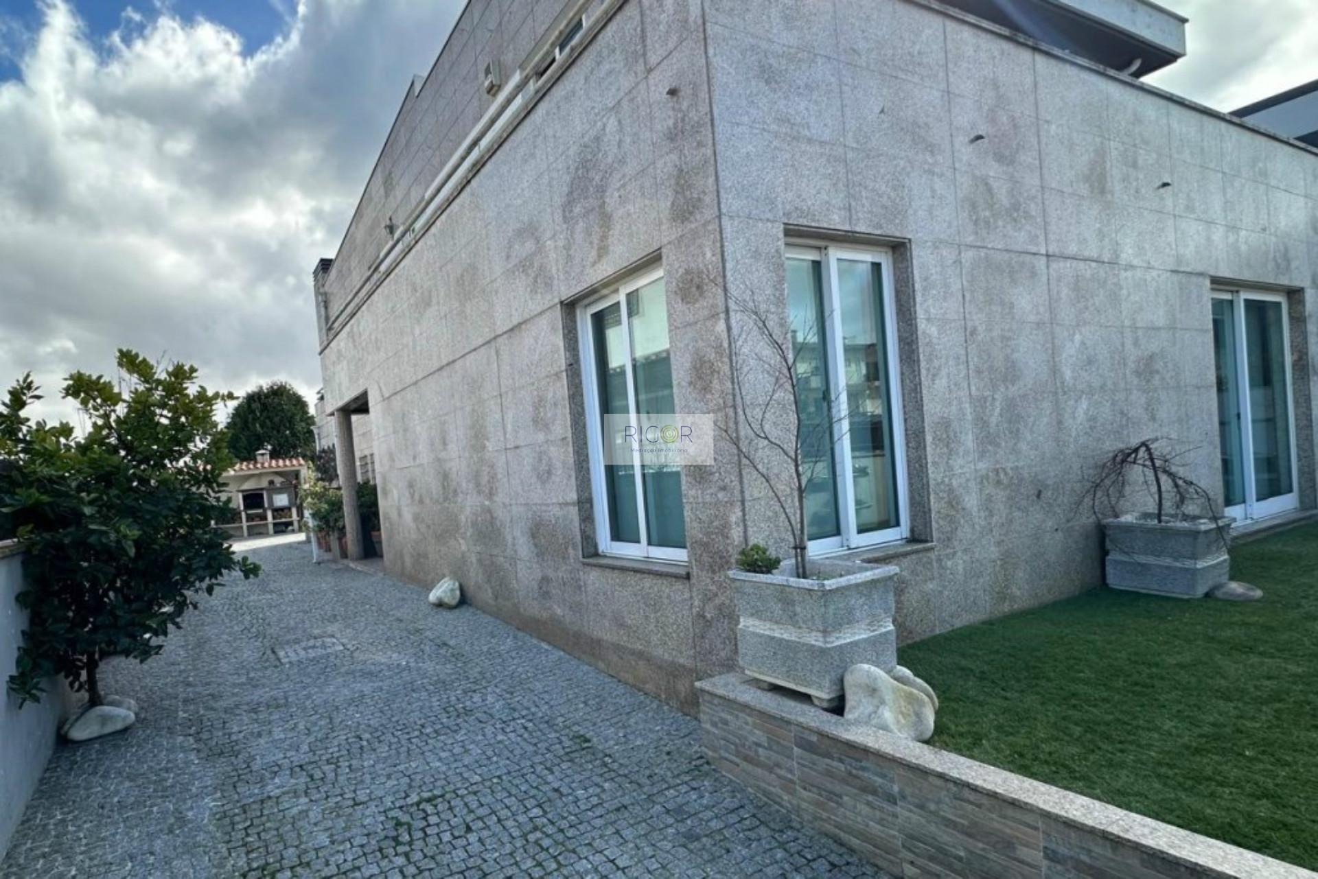 Moradia T4 de 4 frentes com 3 suites na cidade da Maia