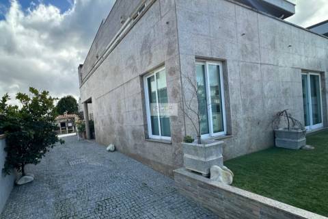 Moradia T4 de 4 frentes com 3 suites na cidade da Maia