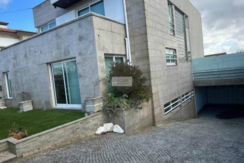 Moradia T4 de 4 frentes com 3 suites na cidade da Maia