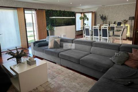 Moradia T4 de 4 frentes com 3 suites na cidade da Maia