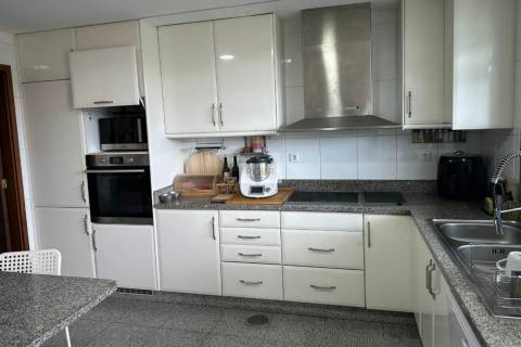 Moradia T4 de 4 frentes com 3 suites na cidade da Maia