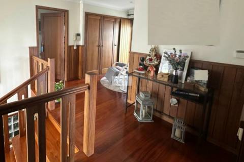 Moradia T4 de 4 frentes com 3 suites na cidade da Maia