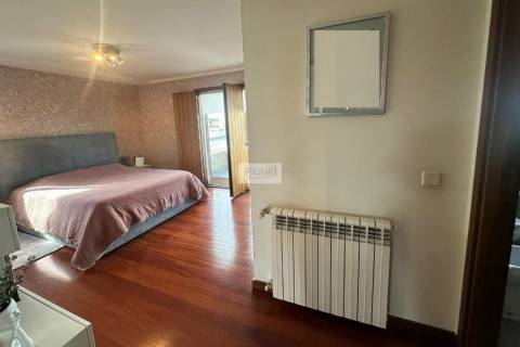 Moradia T4 de 4 frentes com 3 suites na cidade da Maia