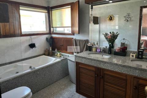 Moradia T4 de 4 frentes com 3 suites na cidade da Maia