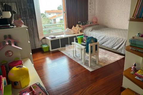 Moradia T4 de 4 frentes com 3 suites na cidade da Maia