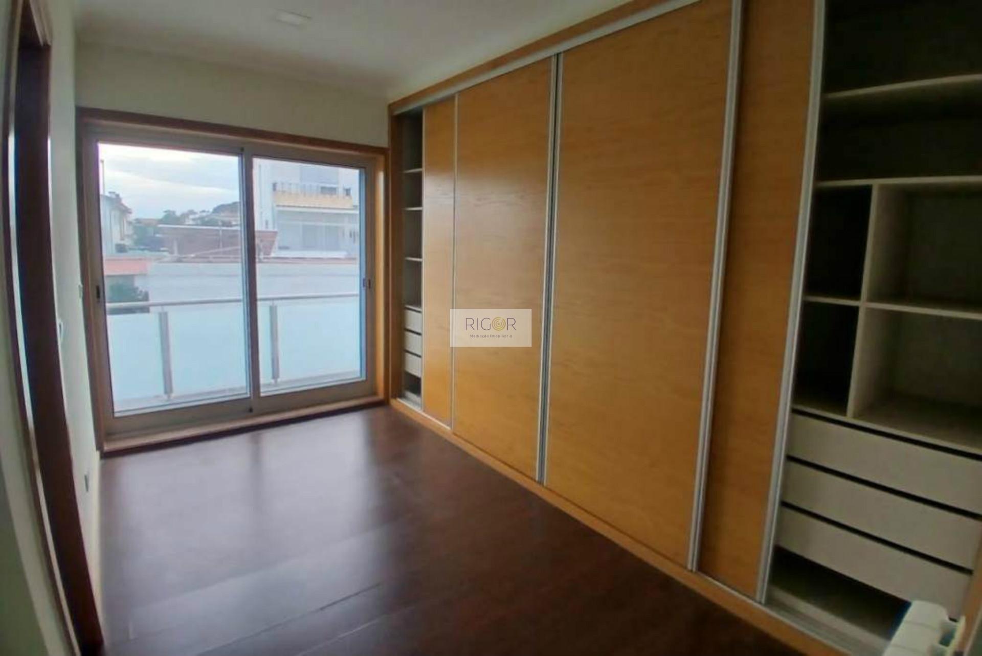 Moradia T4 de 3 frentes remodelada no centro da cidade.