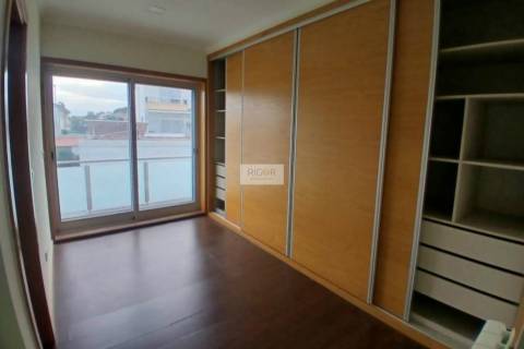 Moradia T4 de 3 frentes remodelada no centro da cidade.