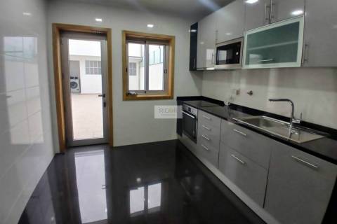 Moradia T4 de 3 frentes remodelada no centro da cidade.