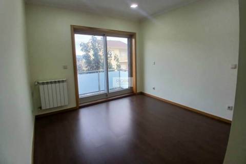 Moradia T4 de 3 frentes remodelada no centro da cidade.