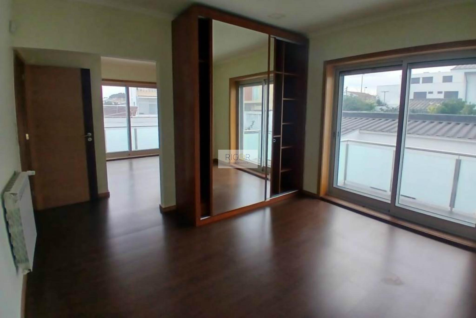 Moradia T4 de 3 frentes remodelada no centro da cidade.