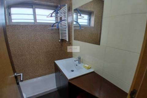 Moradia T4 de 3 frentes remodelada no centro da cidade.