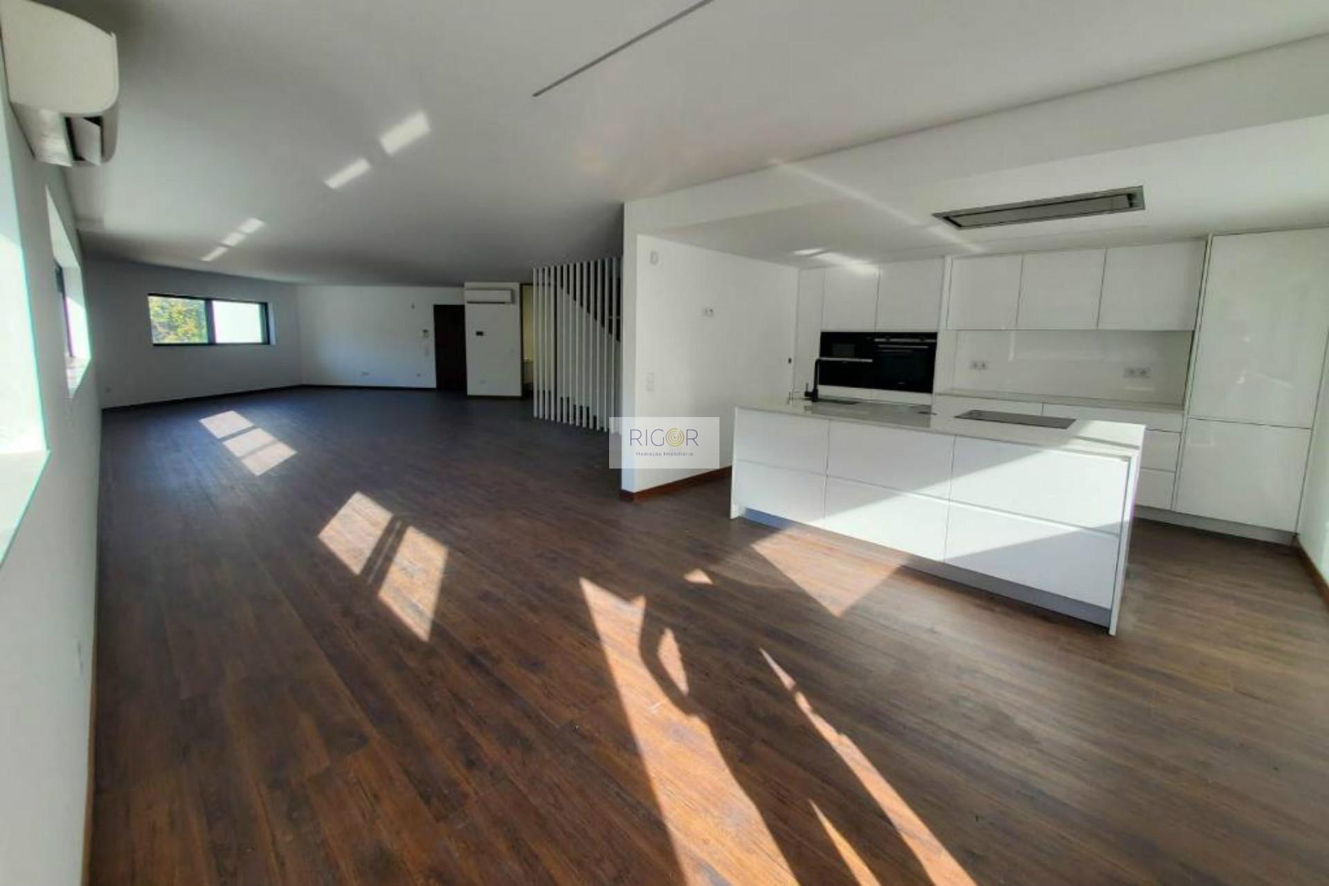 Moradia T3 de 3 frentes e jardim em construção no centro da Maia