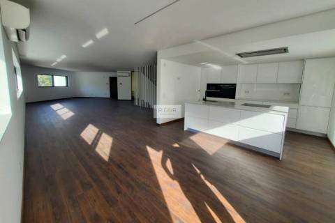 Moradia T3 de 3 frentes e jardim em construção no centro da Maia