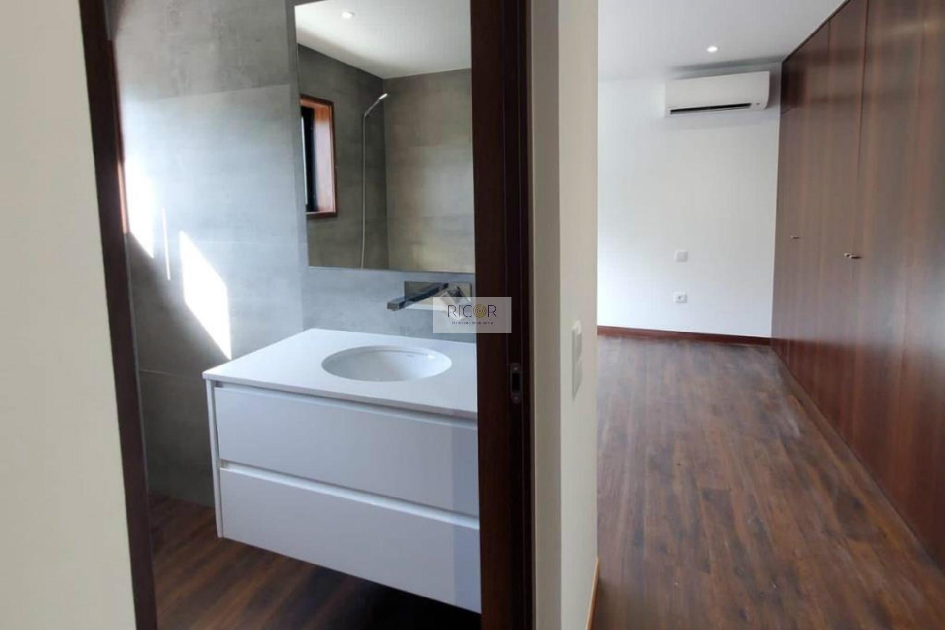 Moradia T3 de 3 frentes e jardim em construção no centro da Maia