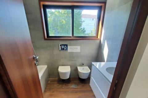 Moradia T3 de 3 frentes e jardim em construção no centro da Maia