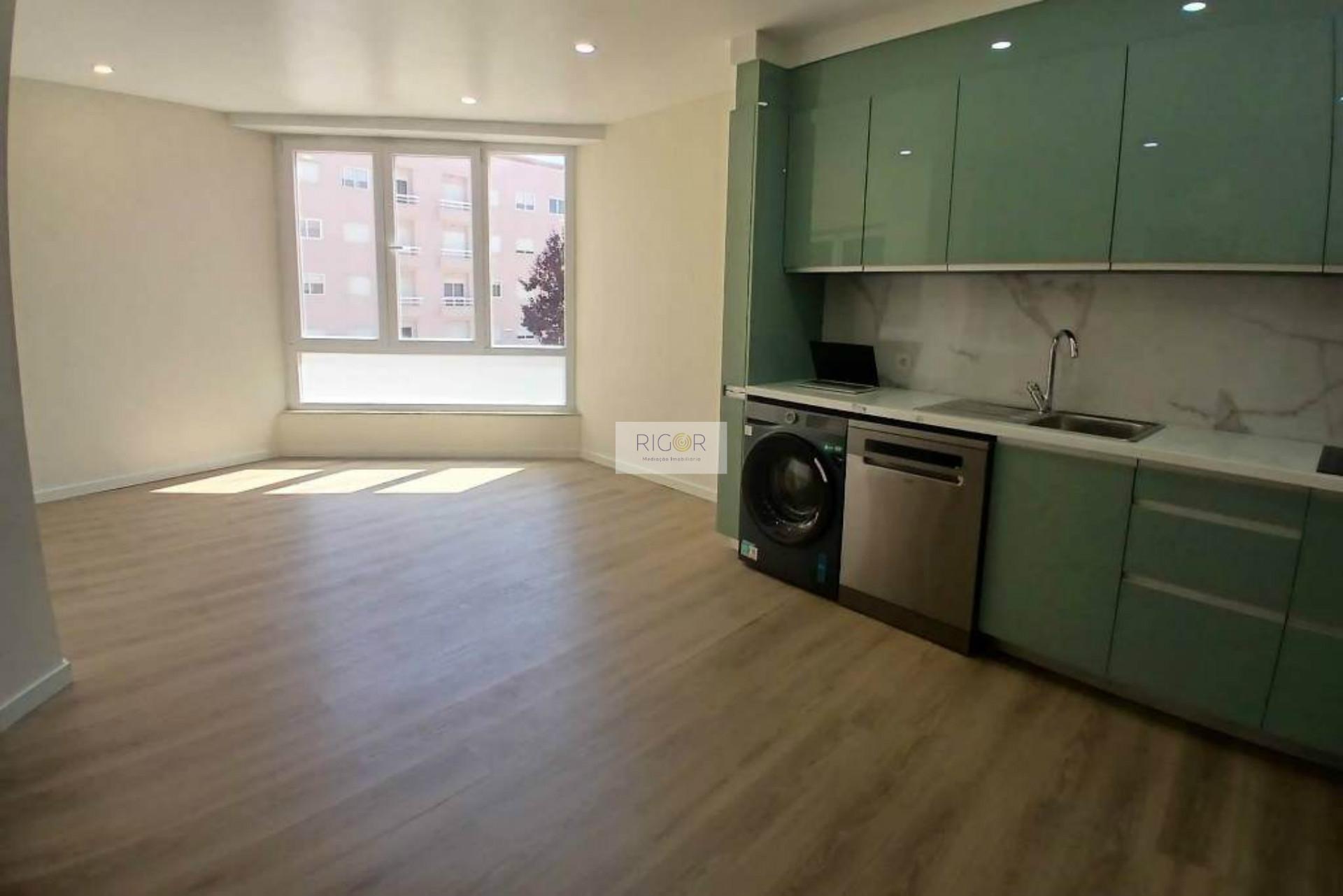 Apartamento T1+1 totalmente remodelado junto à praia nas Caxinas