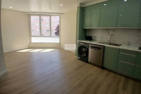 Apartamento T1+1 totalmente remodelado junto à praia nas Caxinas