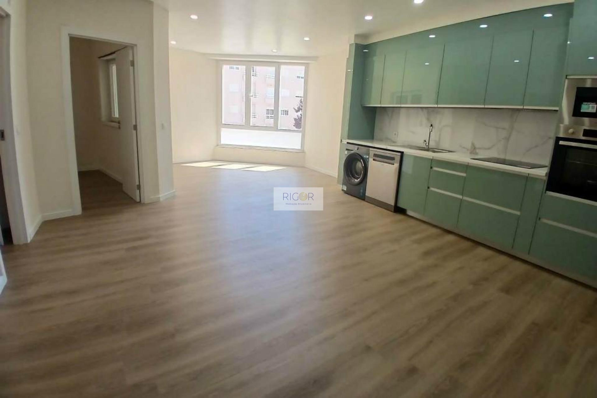 Apartamento T1+1 totalmente remodelado junto à praia nas Caxinas