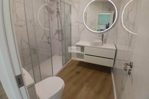 Apartamento T1+1 totalmente remodelado junto à praia nas Caxinas