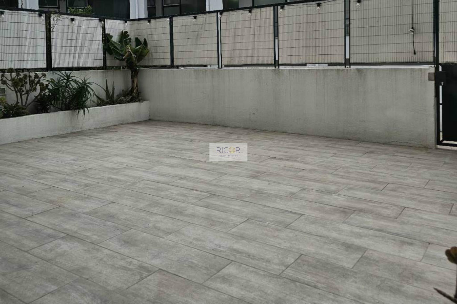 Apartamento T0 com terraço de 35m2 a Poente a 600 metros da praia, em Leça da Palmeira