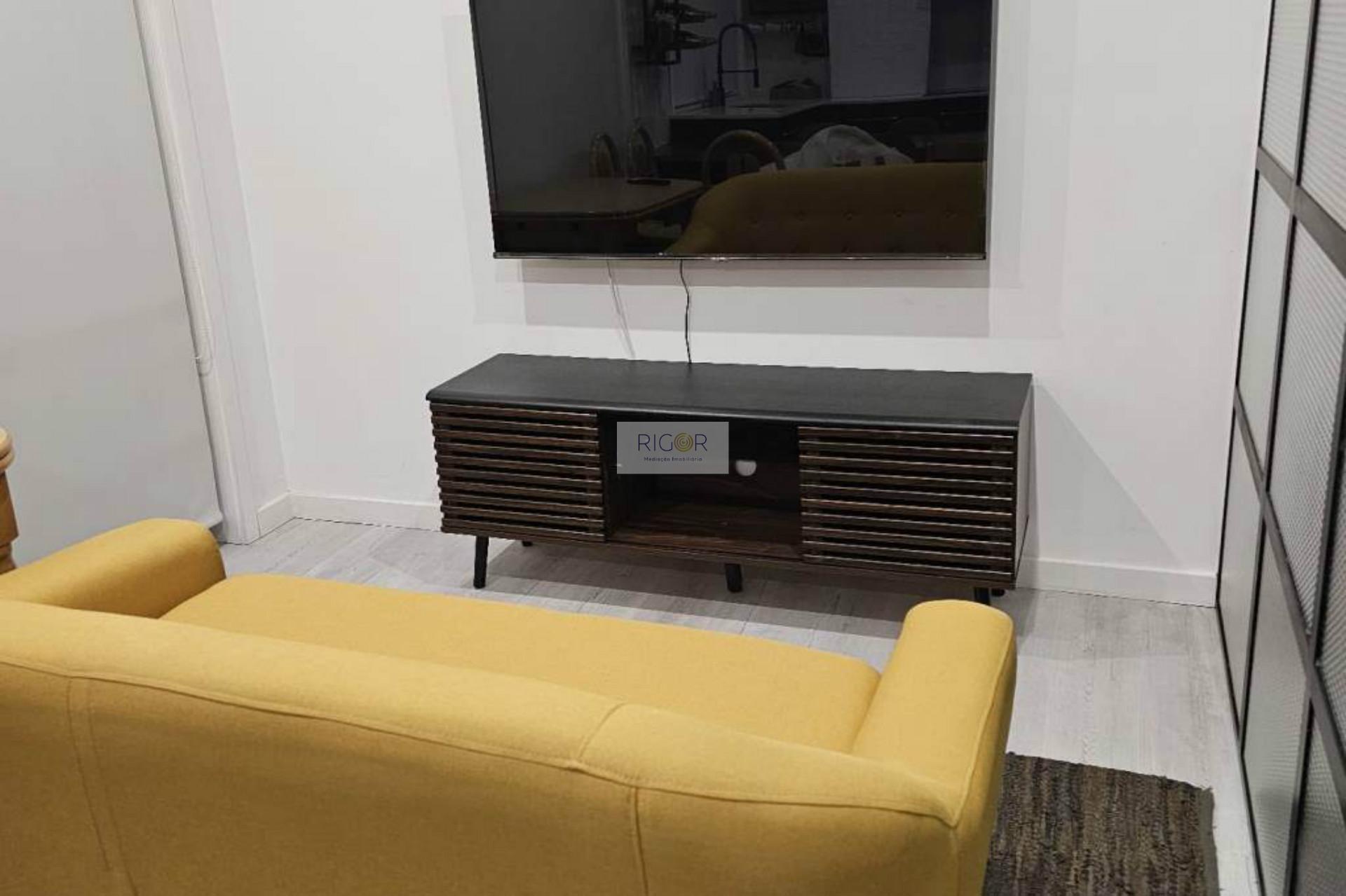 Apartamento T0 com terraço de 35m2 a Poente a 600 metros da praia, em Leça da Palmeira