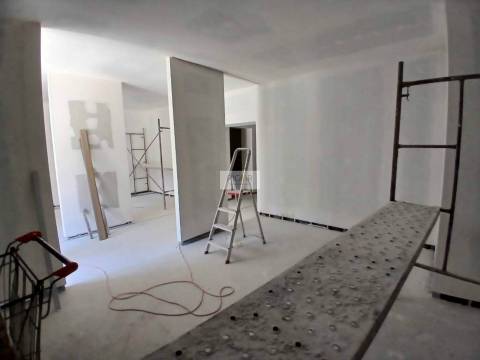 Loja de 140m2 para comércio e serviços ao Maia Jardim