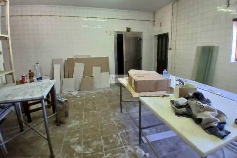 Loja de 140m2 para comércio e serviços ao Maia Jardim