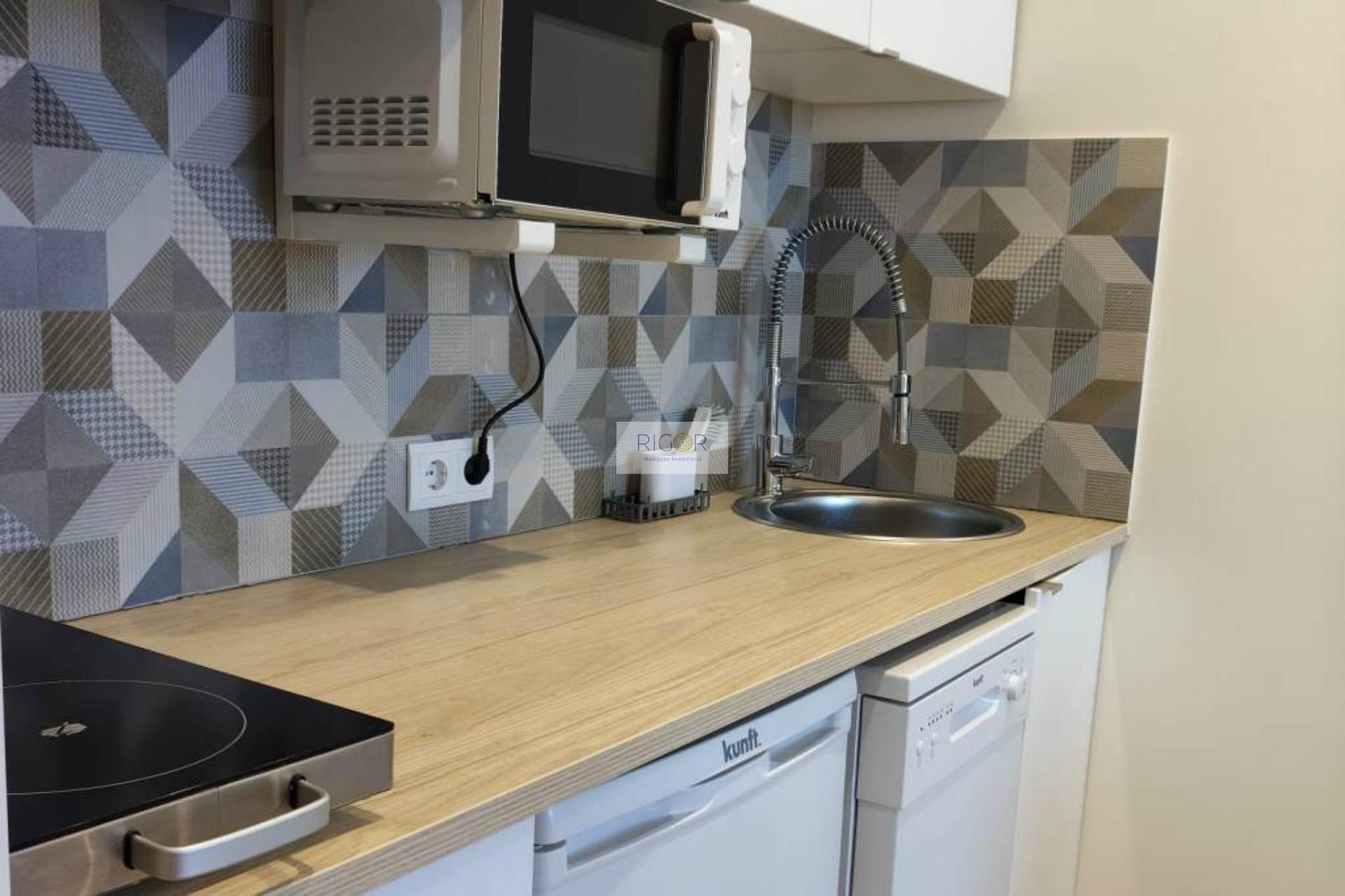 Apartamento T0 mobilado e equipado a 900 metros da praia de Matosinhos