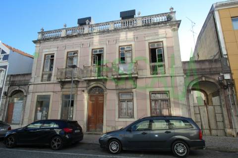 Moradia de Palacete construído em 1876 para Recuperar