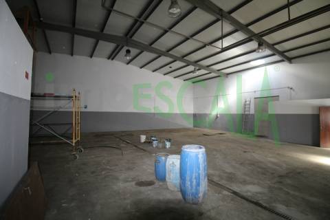 Armazém de 300m2 em Santarém