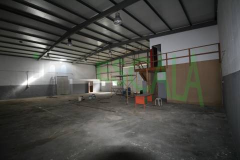 Armazém de 300m2 em Santarém