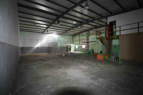 Armazém de 300m2 em Santarém