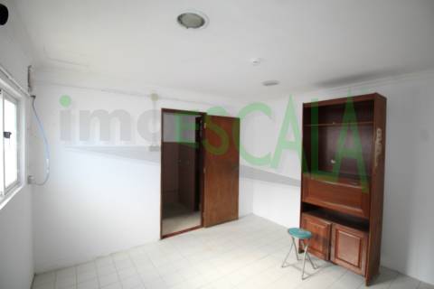 Armazém de 300m2 em Santarém