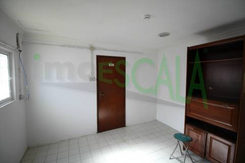 Armazém de 300m2 em Santarém