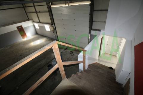 Armazém de 300m2 em Santarém