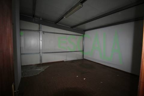 Armazém de 300m2 em Santarém