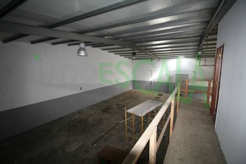 Armazém de 300m2 em Santarém