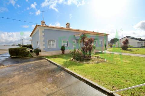 Moradia T4 de Luxo c/ Piscina em Almeirim