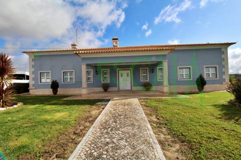 Moradia T4 de Luxo c/ Piscina em Almeirim