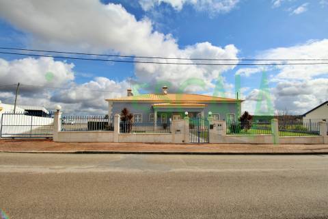 Moradia T4 de Luxo c/ Piscina em Almeirim