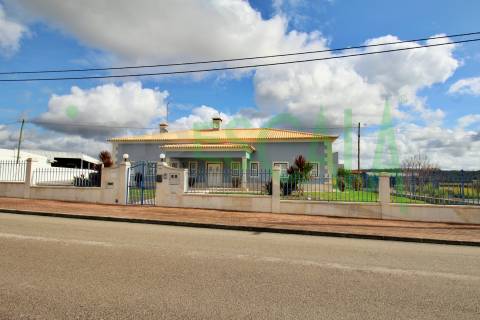 Moradia T4 de Luxo c/ Piscina em Almeirim