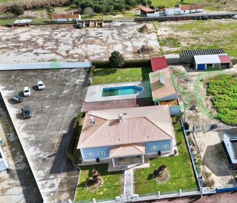 Moradia T4 de Luxo c/ Piscina em Almeirim