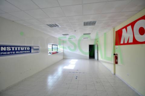 Armazém de 2231 m² inserido num lote de 5060 m² em Salvaterra de Magos