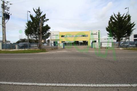 Armazém de 2231 m² inserido num lote de 5060 m² em Salvaterra de Magos