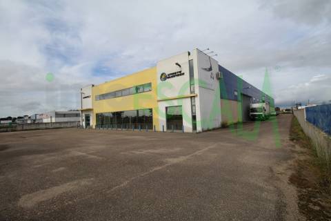 Armazém de 2231 m² inserido num lote de 5060 m² em Salvaterra de Magos