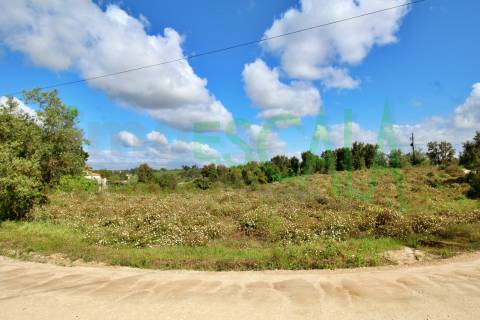 Terreno com área total de 4640 m² no Cartaxo